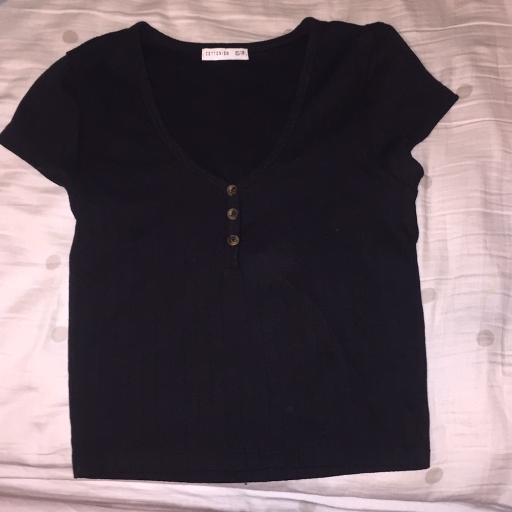 i’m am selling a black shirt from cotton on.